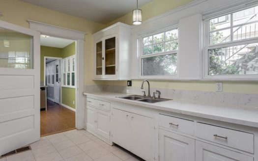 리모델링 완료, 거주 투자용 모두 적합한 LA한인타운 인근 하우스!