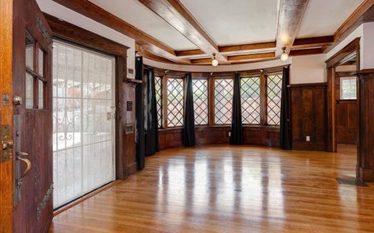 리모델링 완료, 거주 투자용 모두 적합한 LA한인타운 인근 하우스!