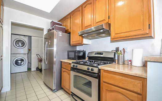 이벨극장 옆 콘도. 가장 밝은 유닛 2Bed 2Beth+Den