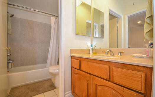 이벨극장 옆 콘도. 가장 밝은 유닛 2Bed 2Beth+Den