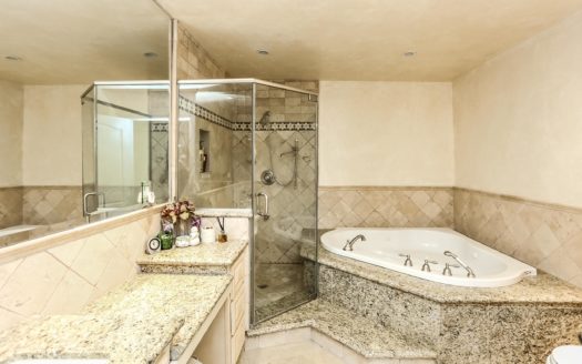 프라임 로케이션 행콕팍 2베드 콘도, 윌셔 컨트리 클럽 13번 홀 뷰