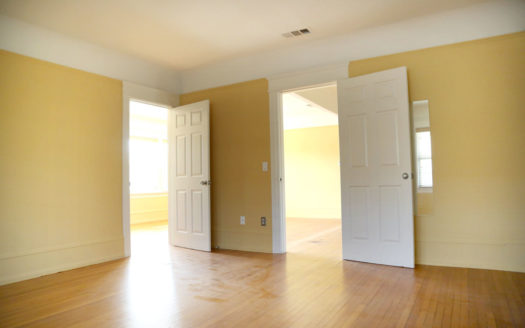 한인타운 중심, 플립/개발 가능한 싱글 하우스 매매