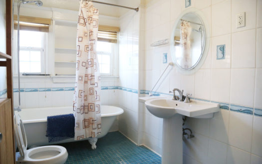 한인타운 중심, 플립/개발 가능한 싱글 하우스 매매